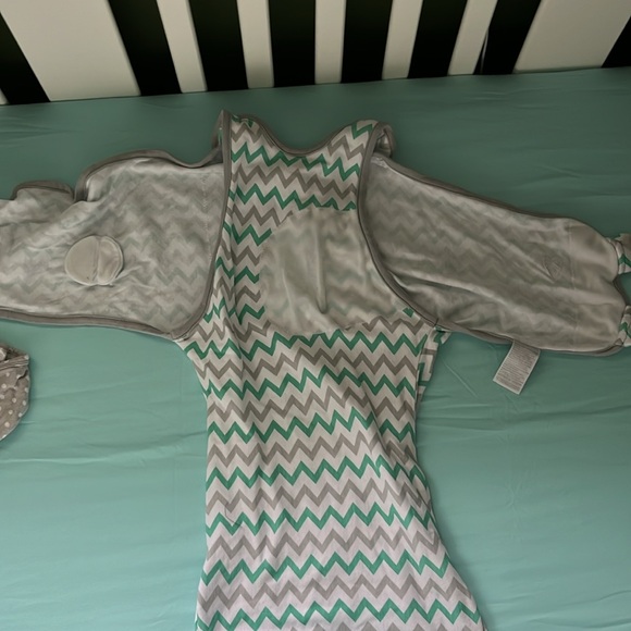 Lot of 2 swaddle me zip up & Velcro Swaddles. 0-3 months & 3-6ish months - Picture 7 of 8